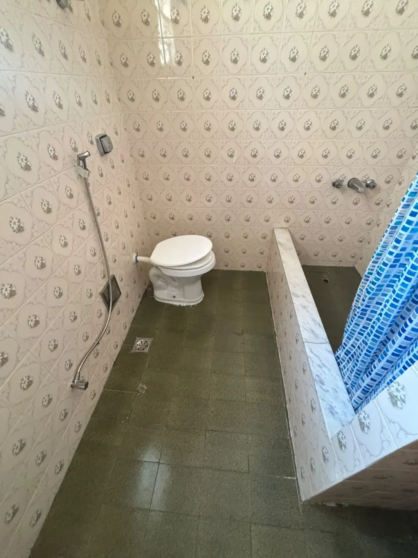 Balcony with a grill in a 2-bedroom house, 120 m² — photo 20