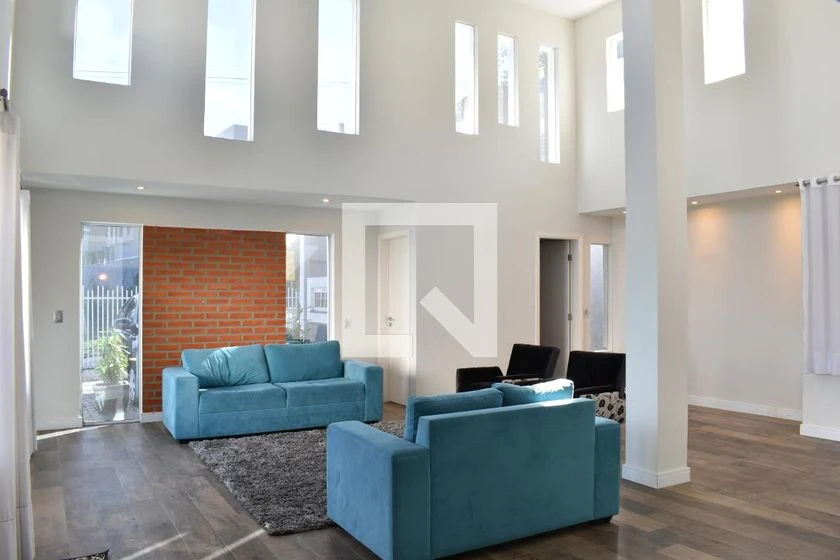 Casa com 4 quartos, 2 suítes, jardim e varanda