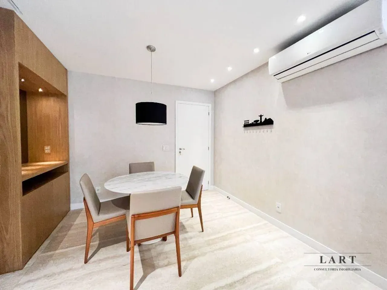Furnished 2-bedroom apartment with open-plan kitchen — photo 17