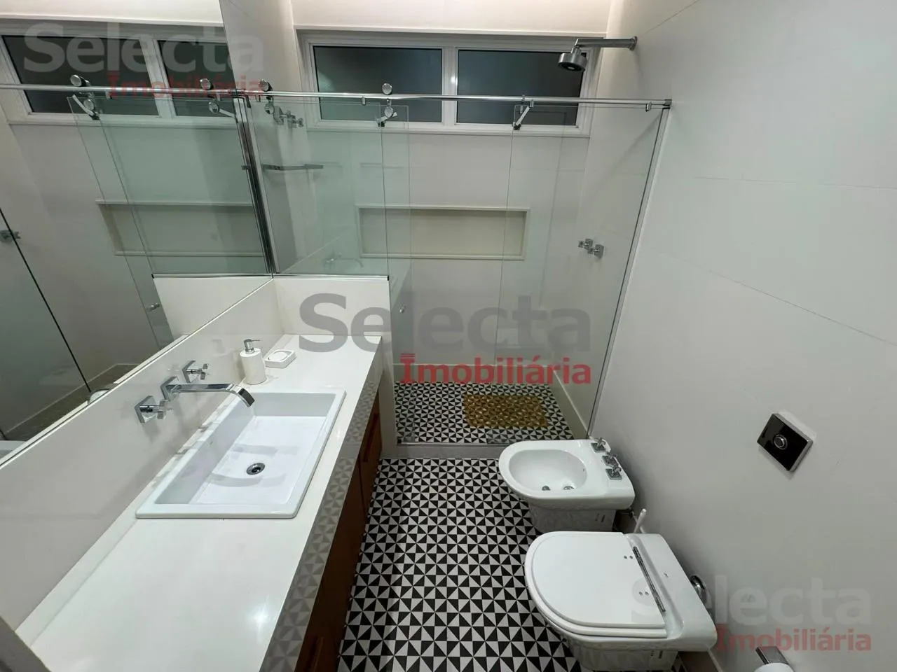 Furnished apartment with 4 bedrooms and a work desk — photo 23