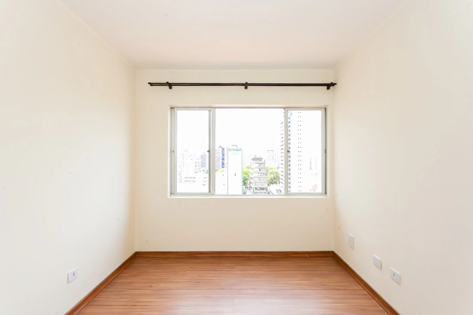 Дерев'яна підлога або ламінат та 1 спальня: квартира 44 м² — photo 10