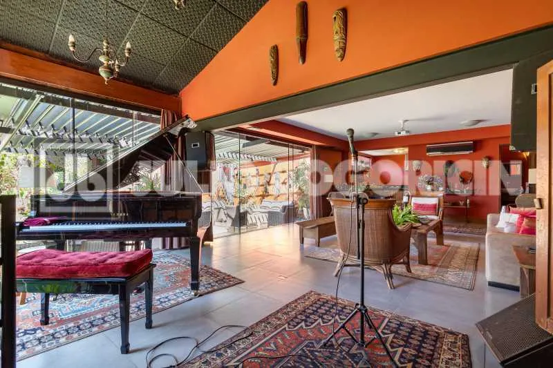 Balcony with a grill in a 5-bedroom house, 392 m² — photo 10