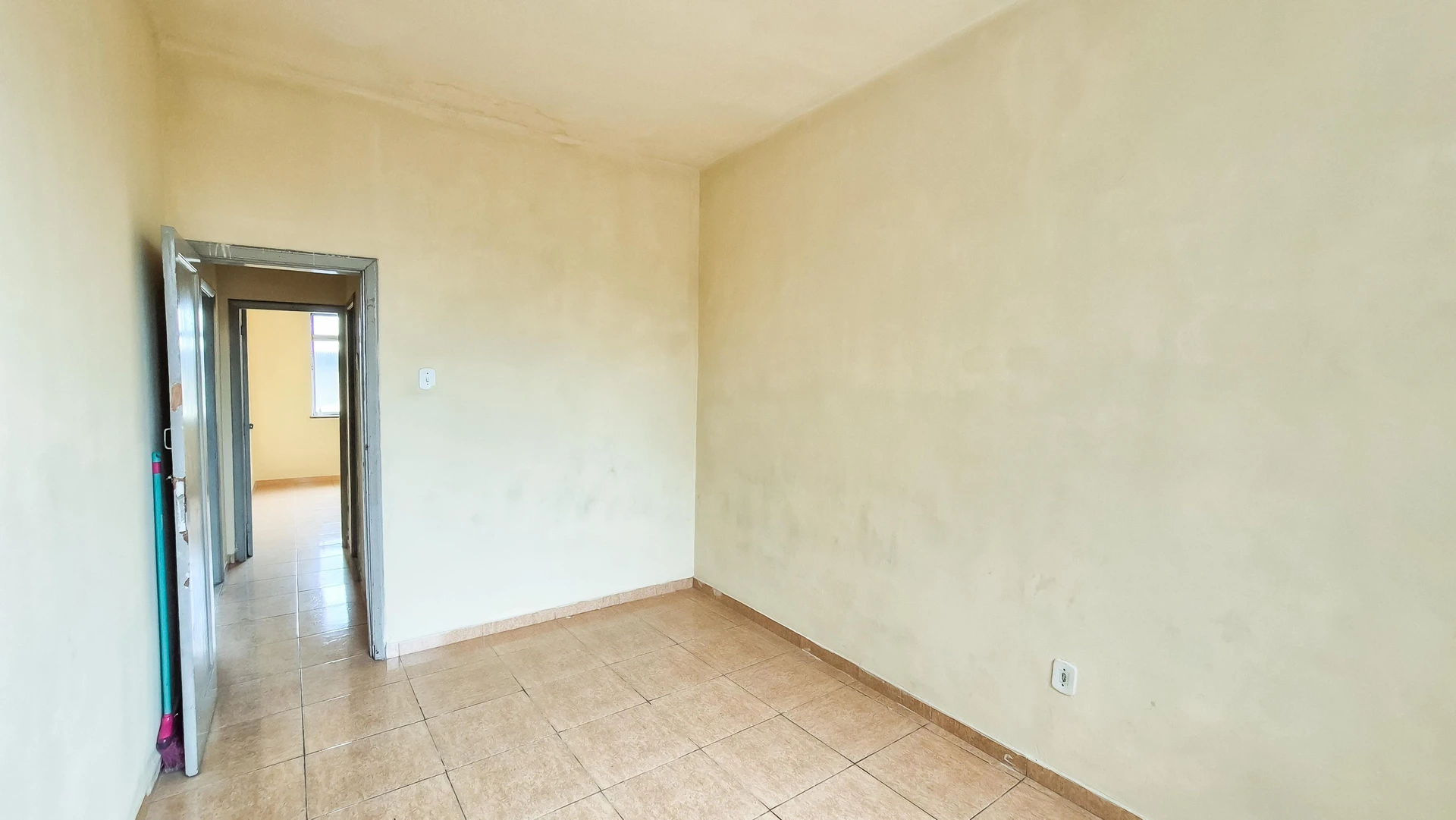 Apartment with no parking, 2 bedrooms and 1 bathroom — photo 22