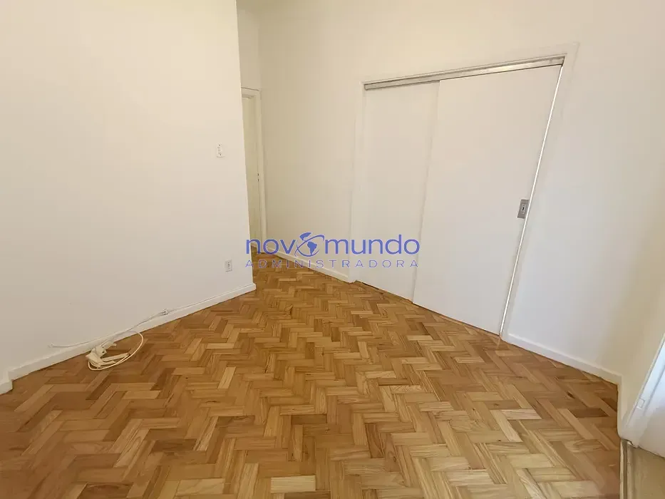 Apartamento de 3 quartos com piso de madeira ou laminado — photo 14