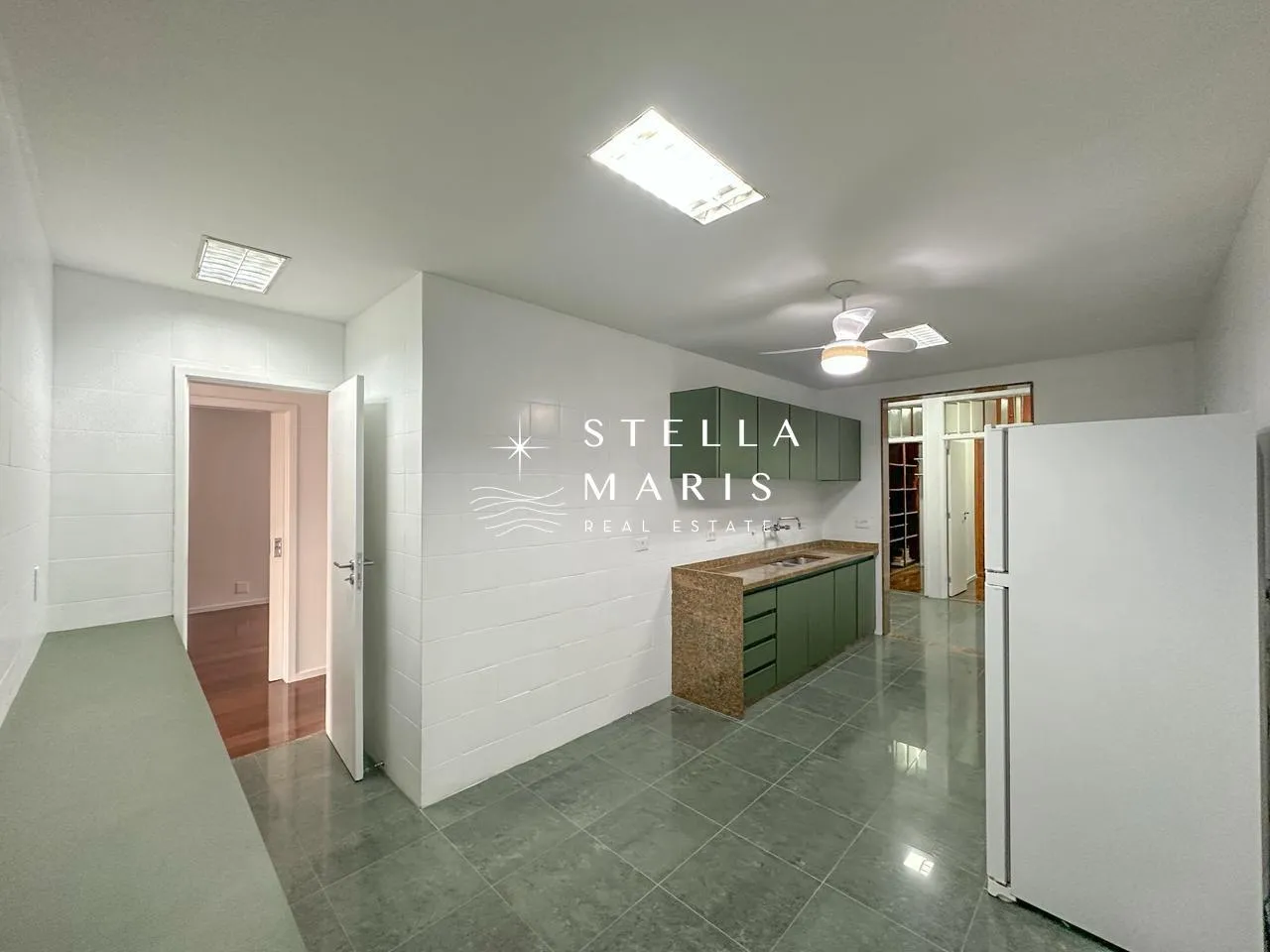 Apartment with 4 bedrooms, 4 bathrooms and a balcony — photo 27