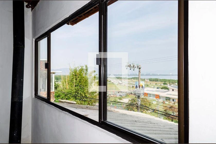 3-bedroom house with a water view