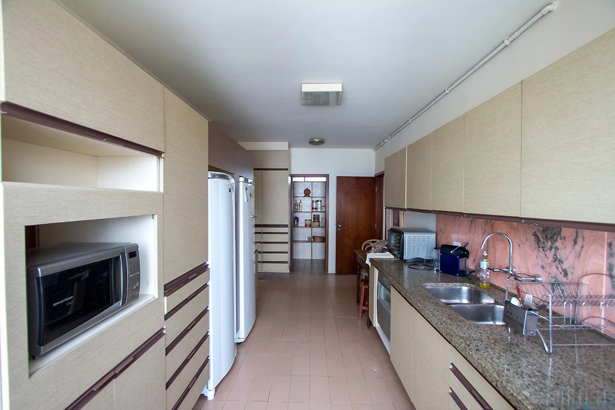 Glass-enclosed balcony in a 4-bedroom apartment, 382 m² — photo 7