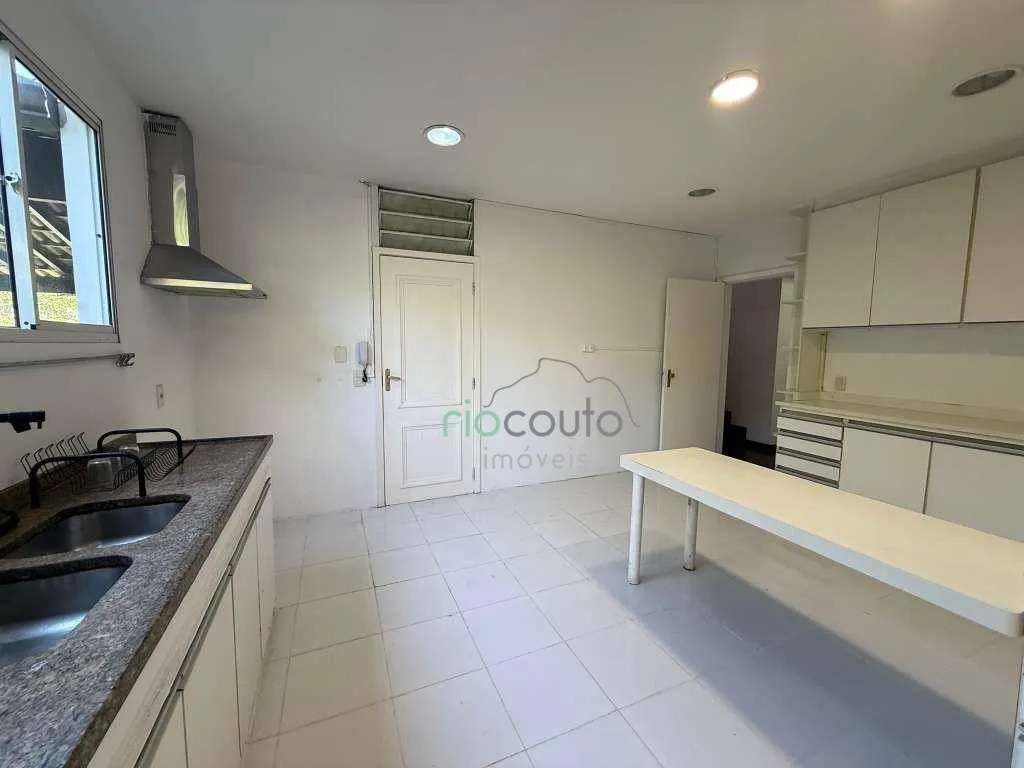 Casa com 5 quartos, 990 m² e 2 vagas, perto das janelas — photo 28