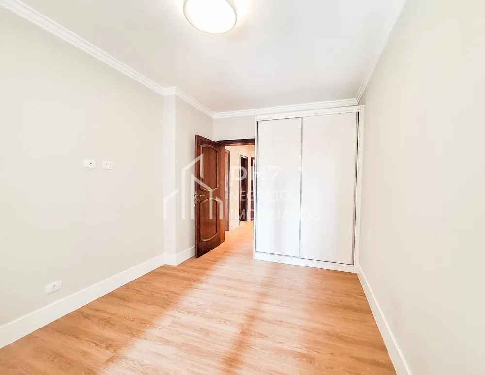 4-bedroom apartment, 2 with their own bathrooms, 199 m² — photo 5