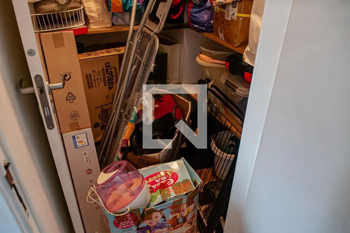 Walk-in closet in a 3-bedroom apartment, 130 m² — photo 49