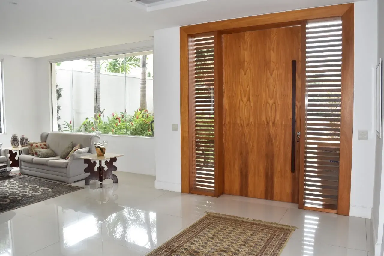 600 m² house with a private pool and a bathtub — photo 18