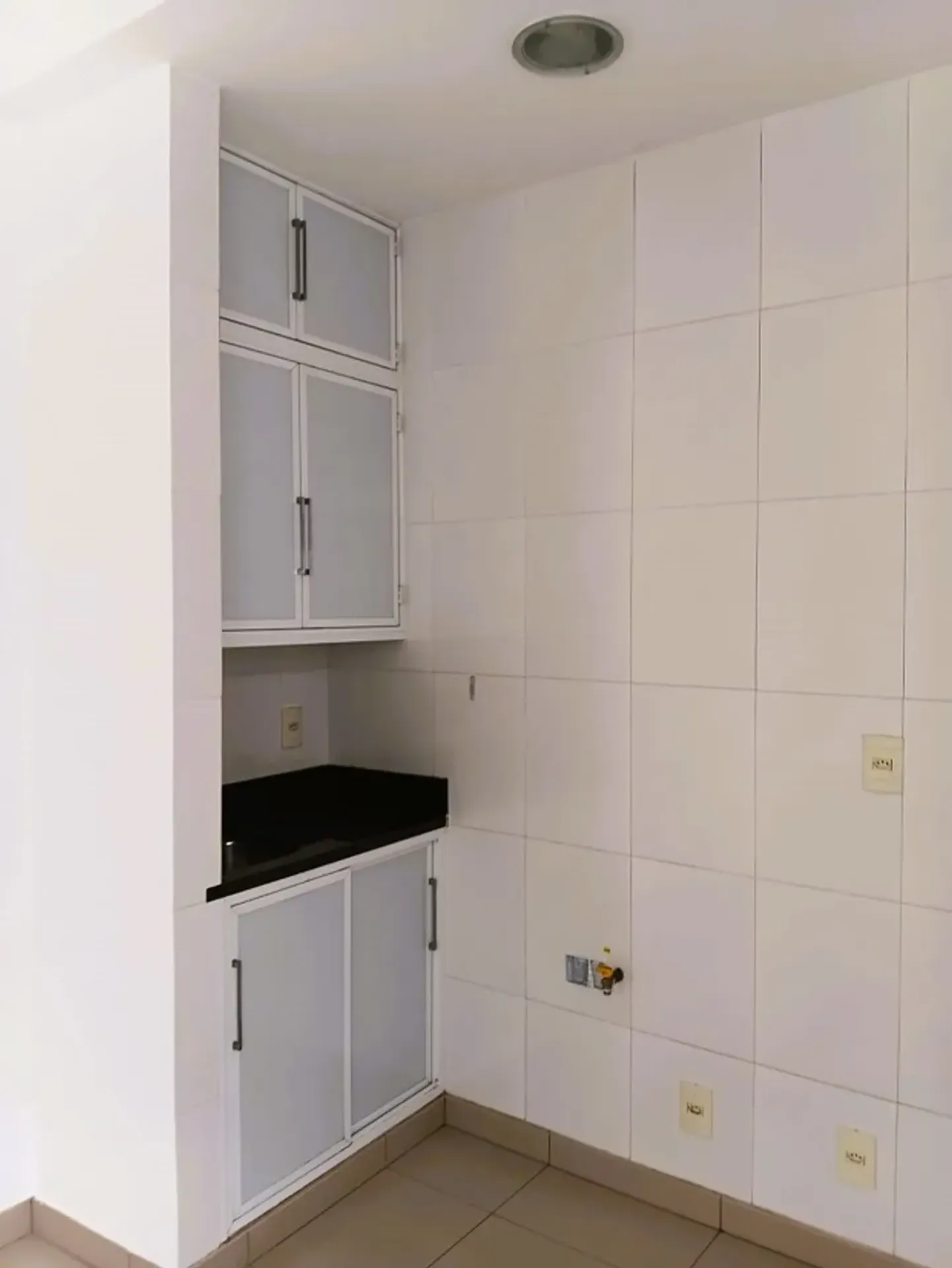 Unfurnished studio with a separate closed kitchen and 30 m² — photo 3