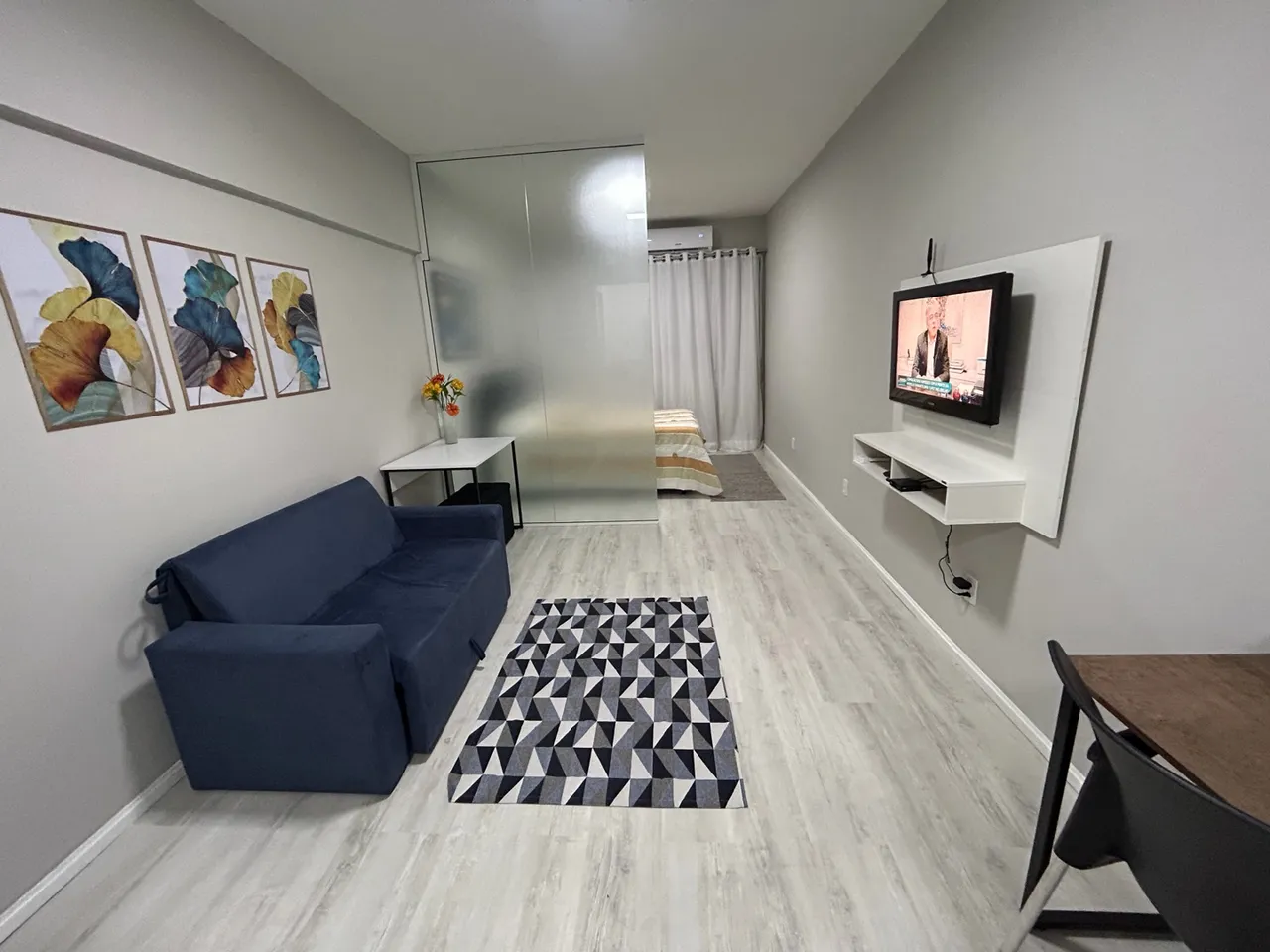 One-bedroom apartment with a dryer — photo 7