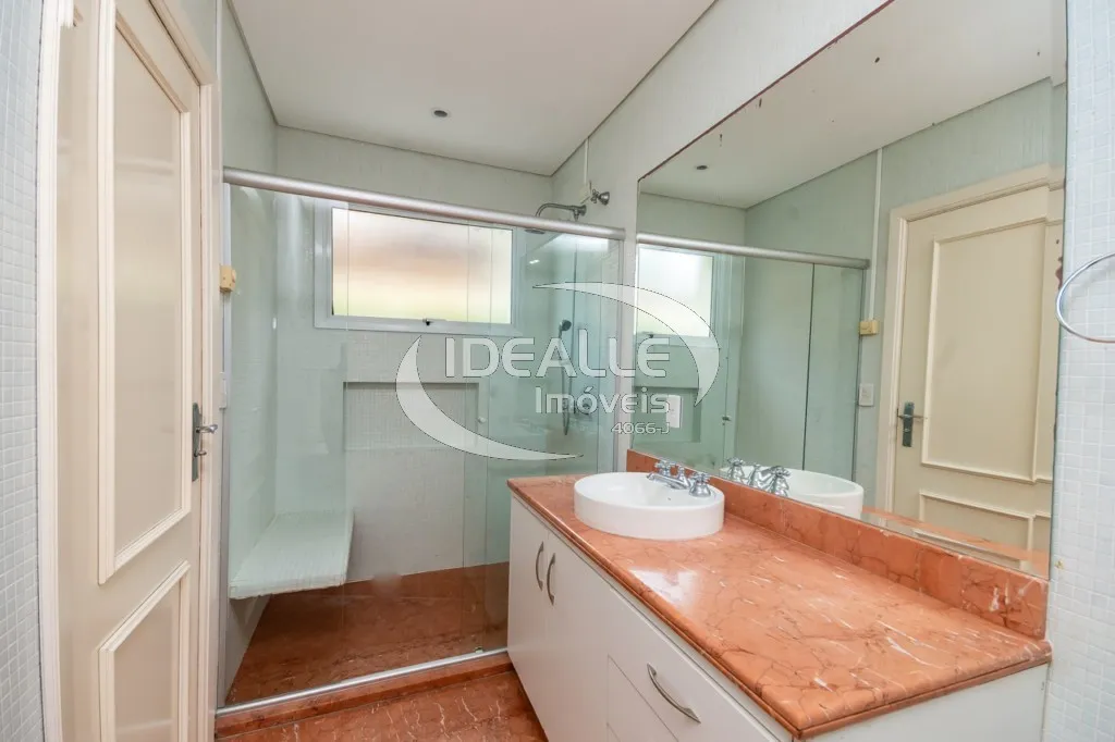 Rental house with 5 bedrooms and 6 bathrooms — photo 32