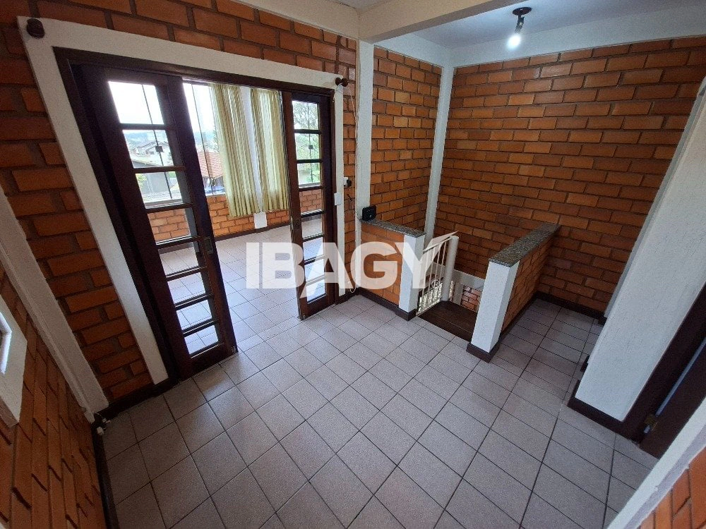 House with 3 bedrooms and a dedicated laundry area — photo 21