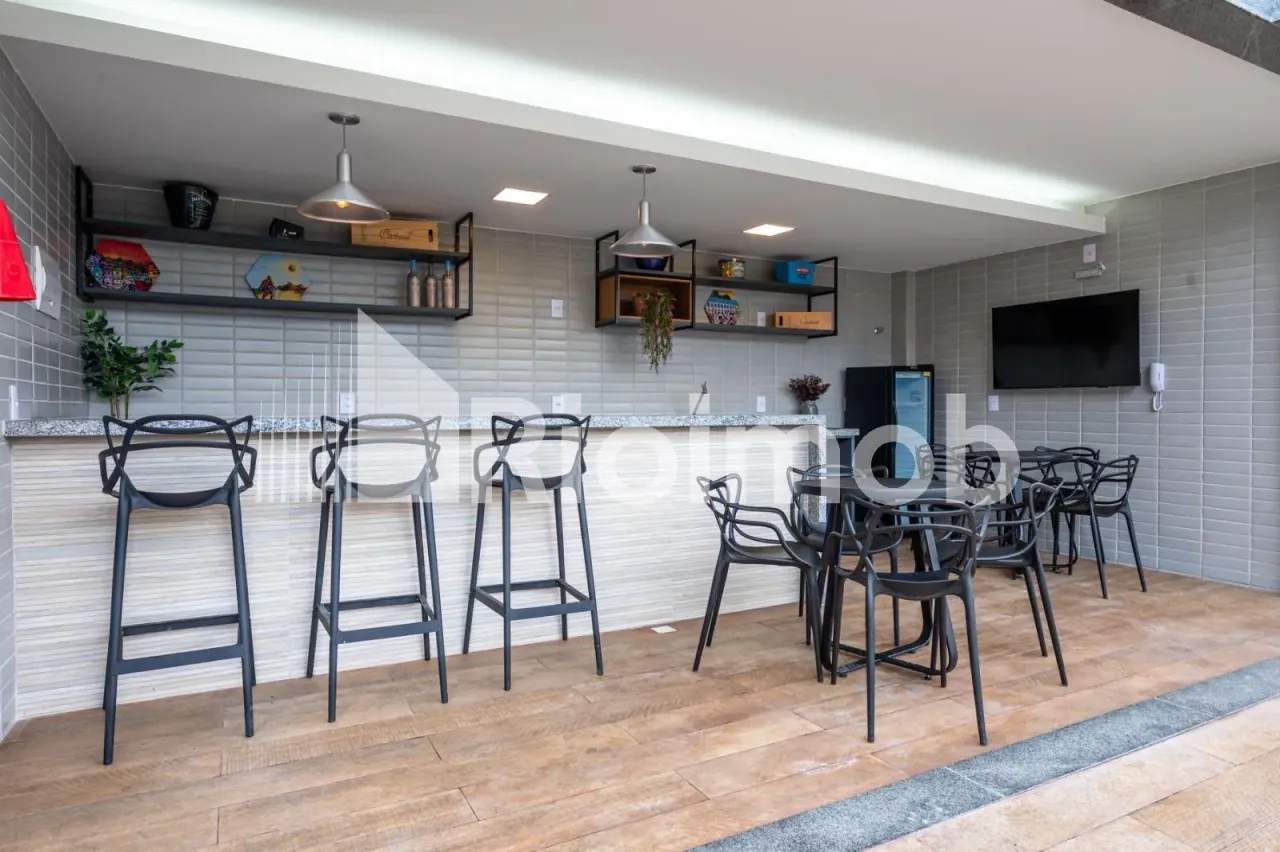2-bedroom apartment with 1 suite and a balcony — photo 8