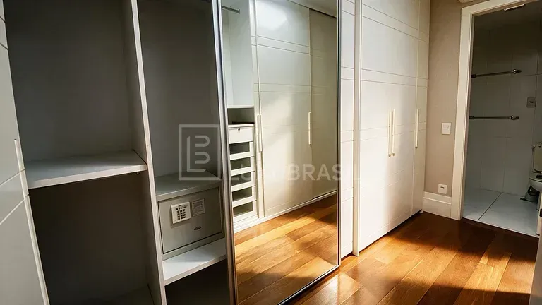 2-bedroom apartment in a building with a gym — photo 11