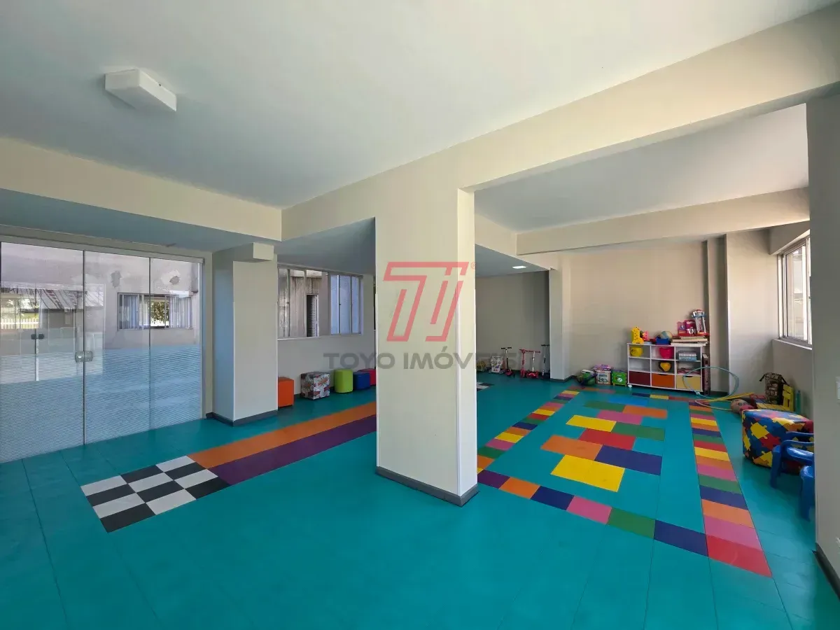 Apartamento de 3 quartos com piso de madeira na sala — photo 42