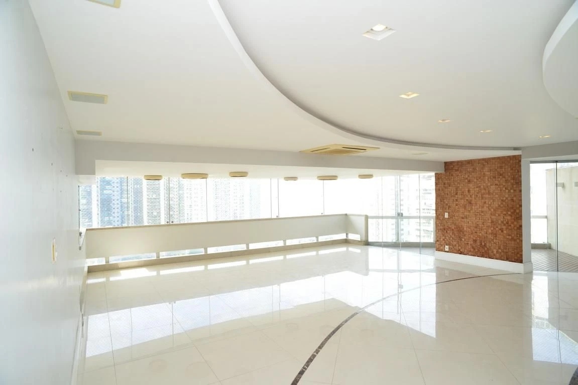 300 m² apartment with a water view and a jacuzzi