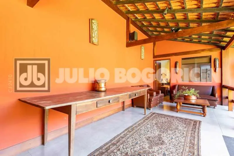 Balcony with a grill in a 5-bedroom house, 392 m² — photo 27