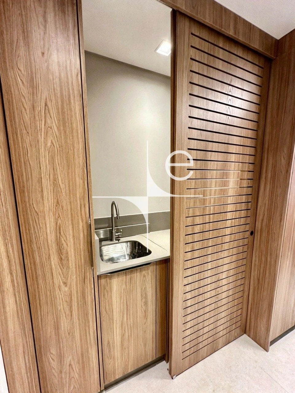 Furnished 1-bedroom apartment with an open-plan kitchen — photo 21
