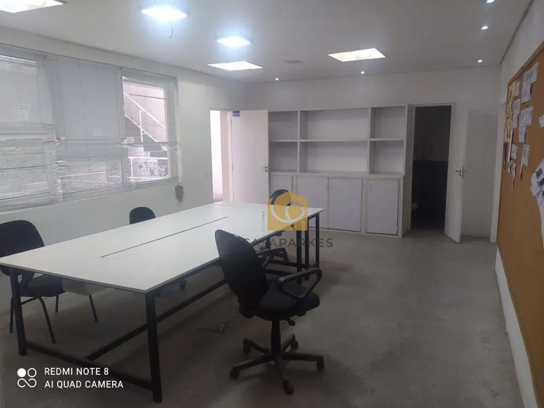 Casa com 2 dormitórios e piso de madeira na sala — photo 29
