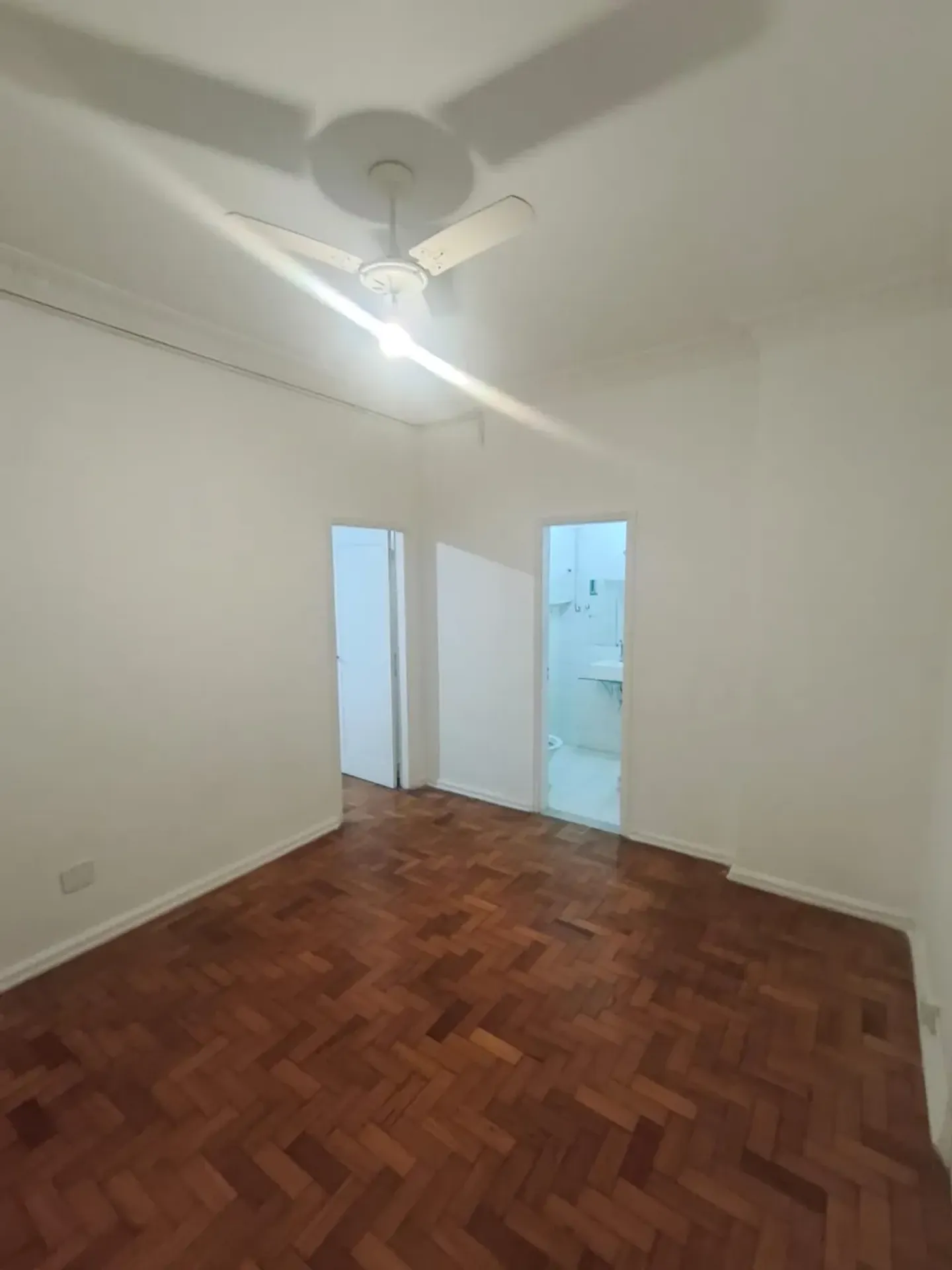 Деревянный пол или ламинат и 1 спальня: квартира 35 м² — photo 10