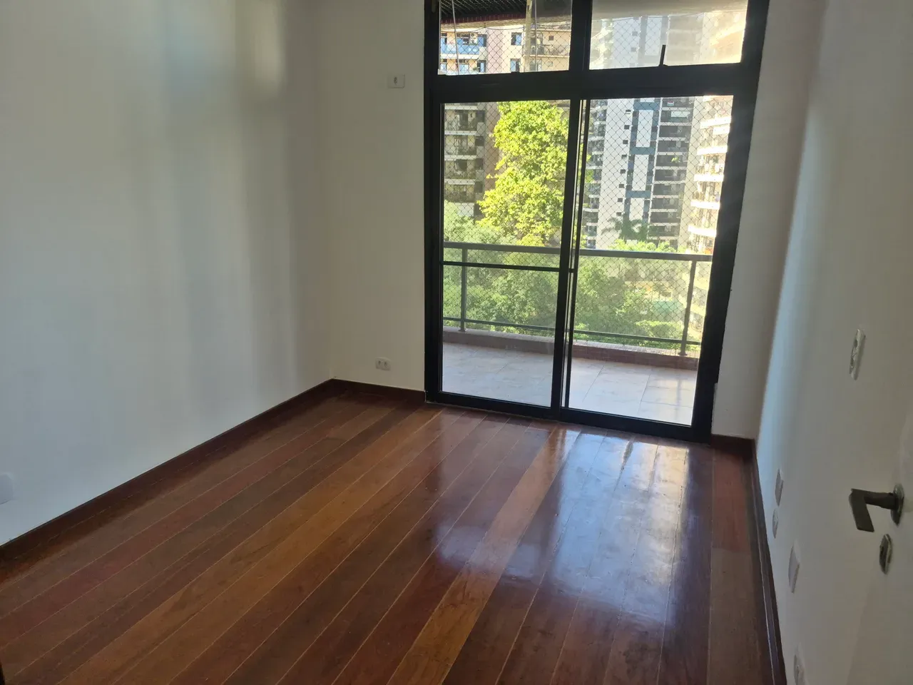 140 m² apartment with 3 bedrooms and an enclosed balcony — photo 4