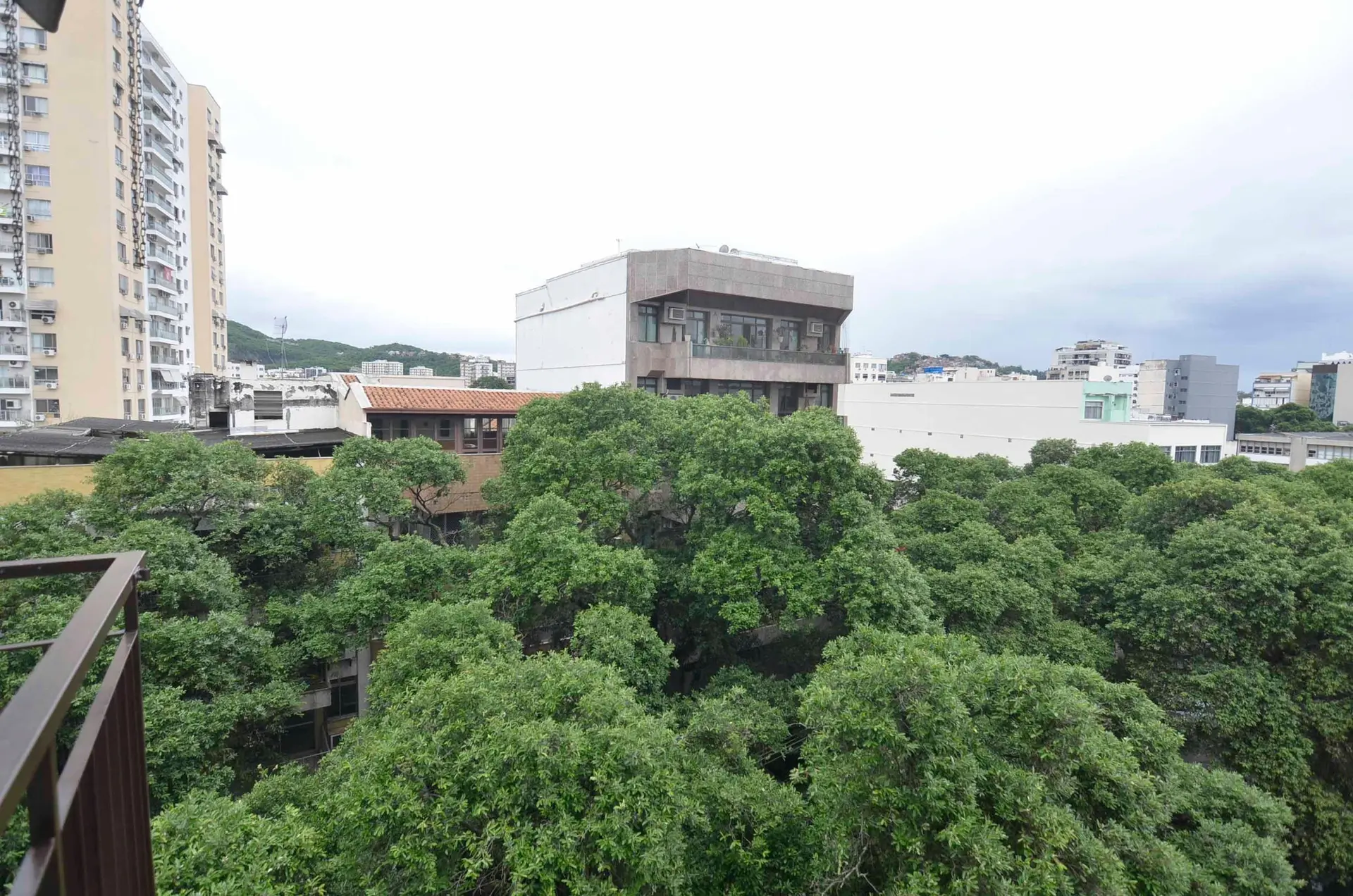 3-bedroom apartment with a mountain view in Rio de Janeiro — photo 32