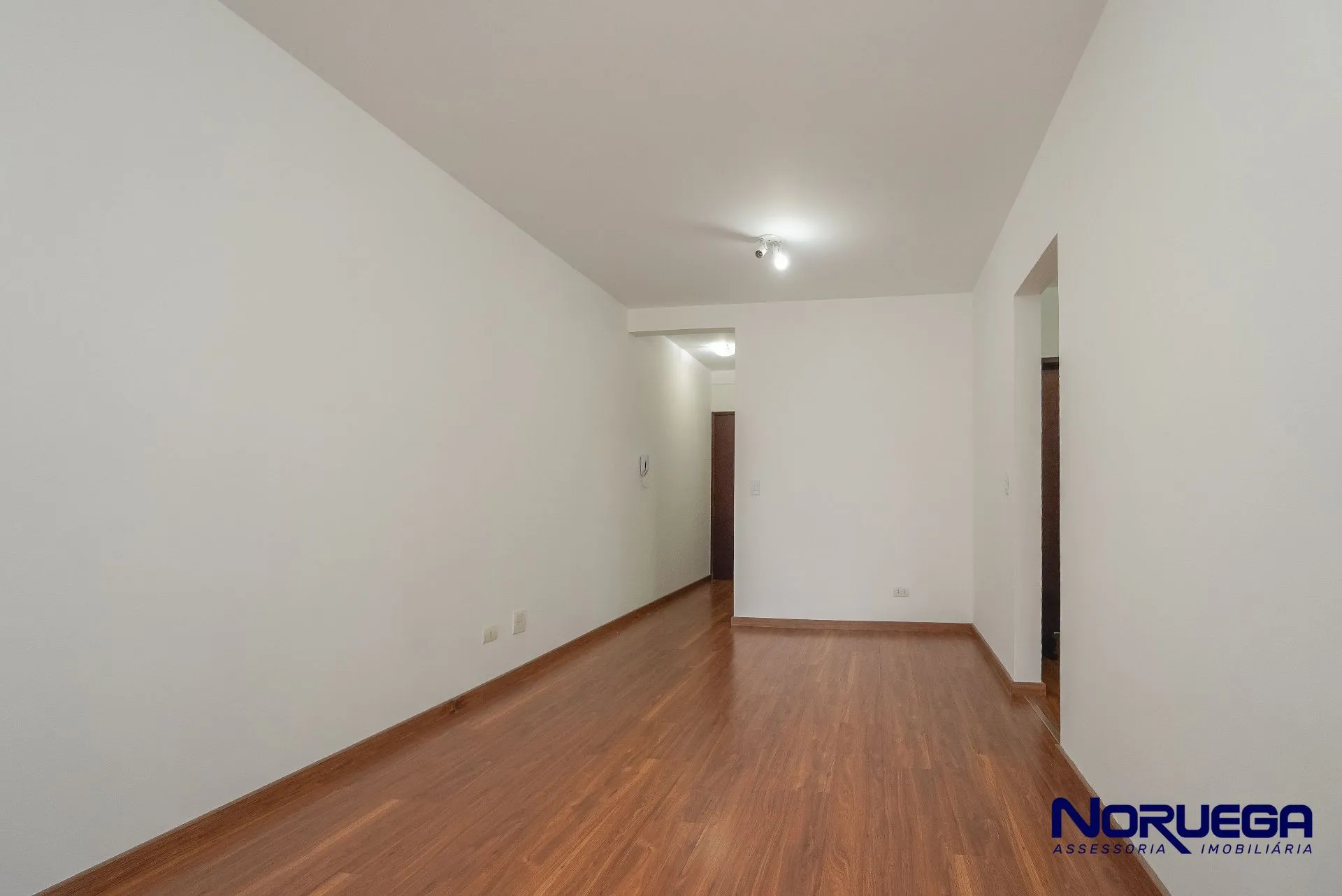 Wood or laminate floors in a 2-bedroom apartment, 103 m² — photo 4