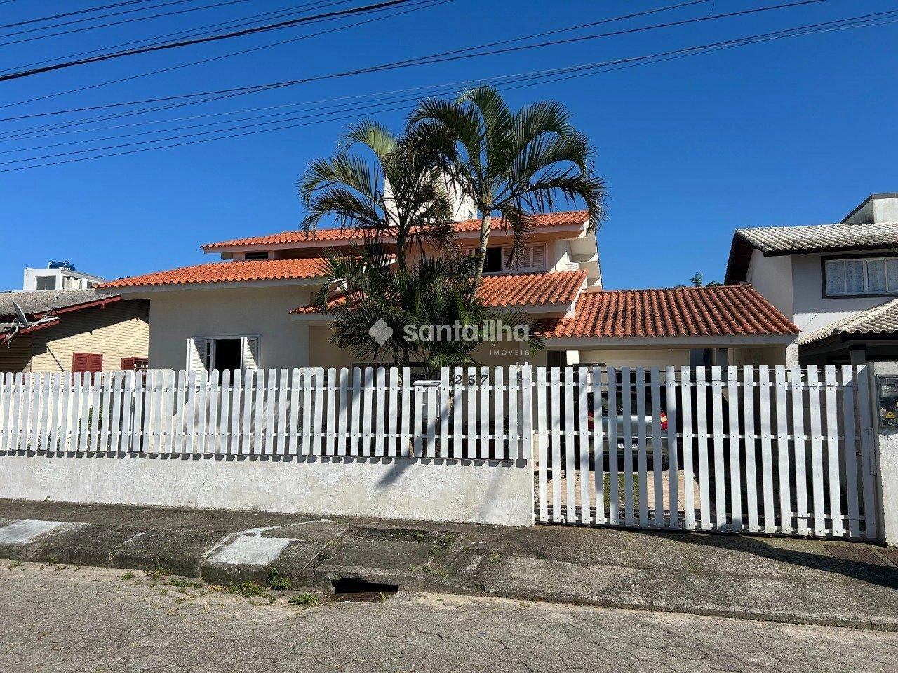 Casa de 300 m² con bañera y balcón gourmet — photo 26