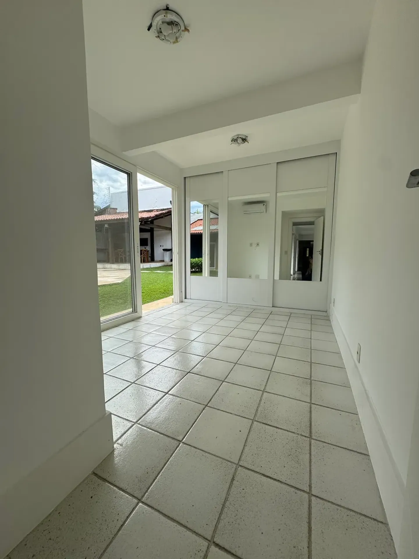 Linear house with 5 bedrooms and 5 bathrooms, separate kitchen — photo 24