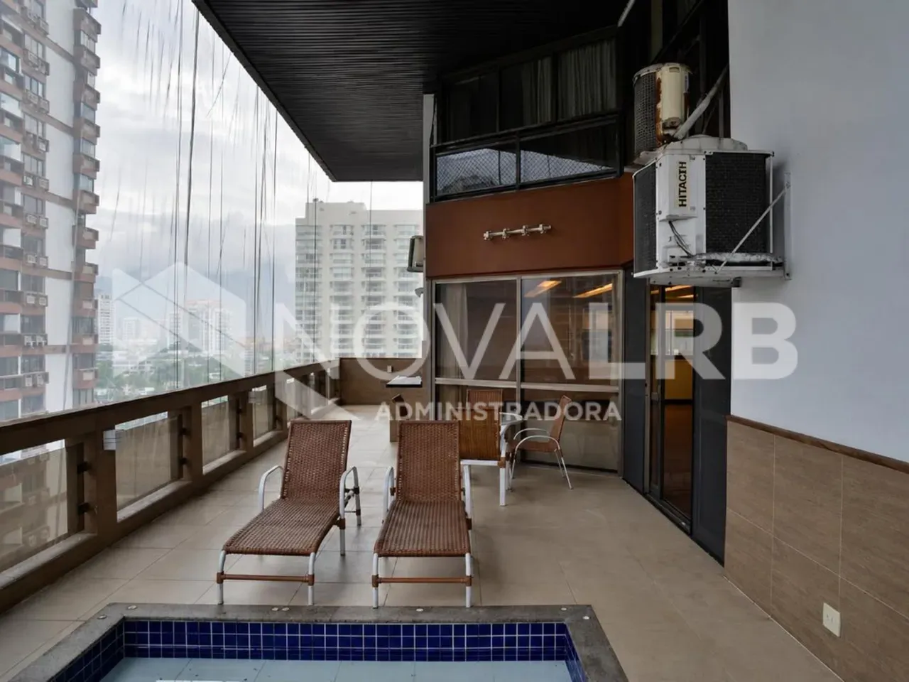 4-bedroom apartment with enclosed glass balcony — photo 11