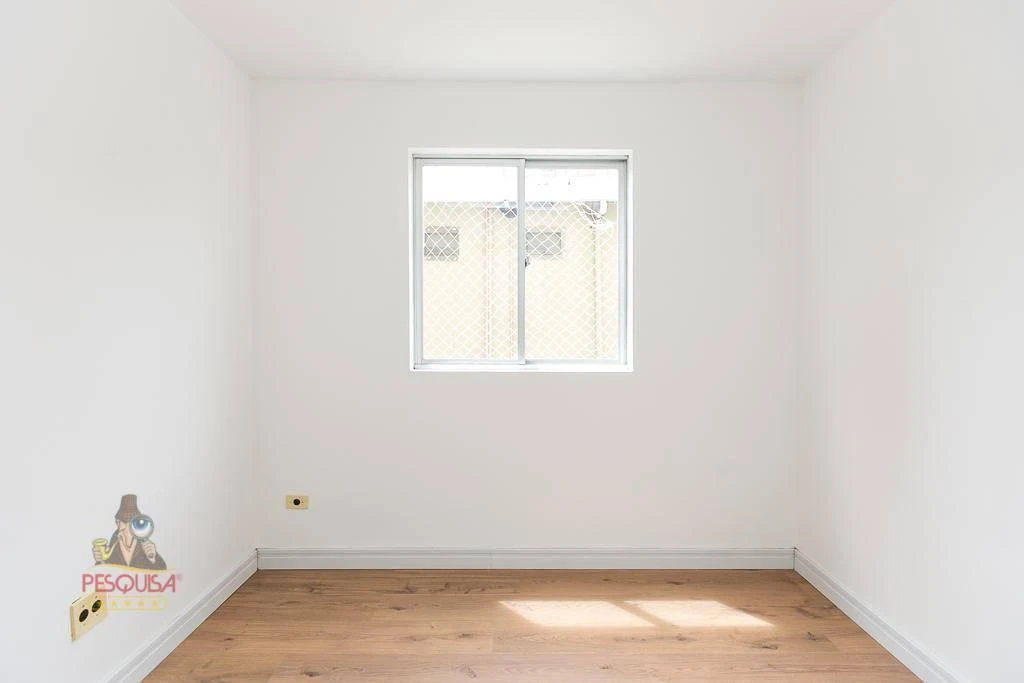 2-bedroom apartment with wood or laminate floors — photo 3