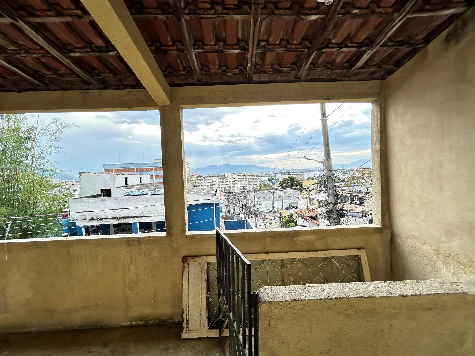 Unfurnished 1-bedroom house with a dedicated laundry area