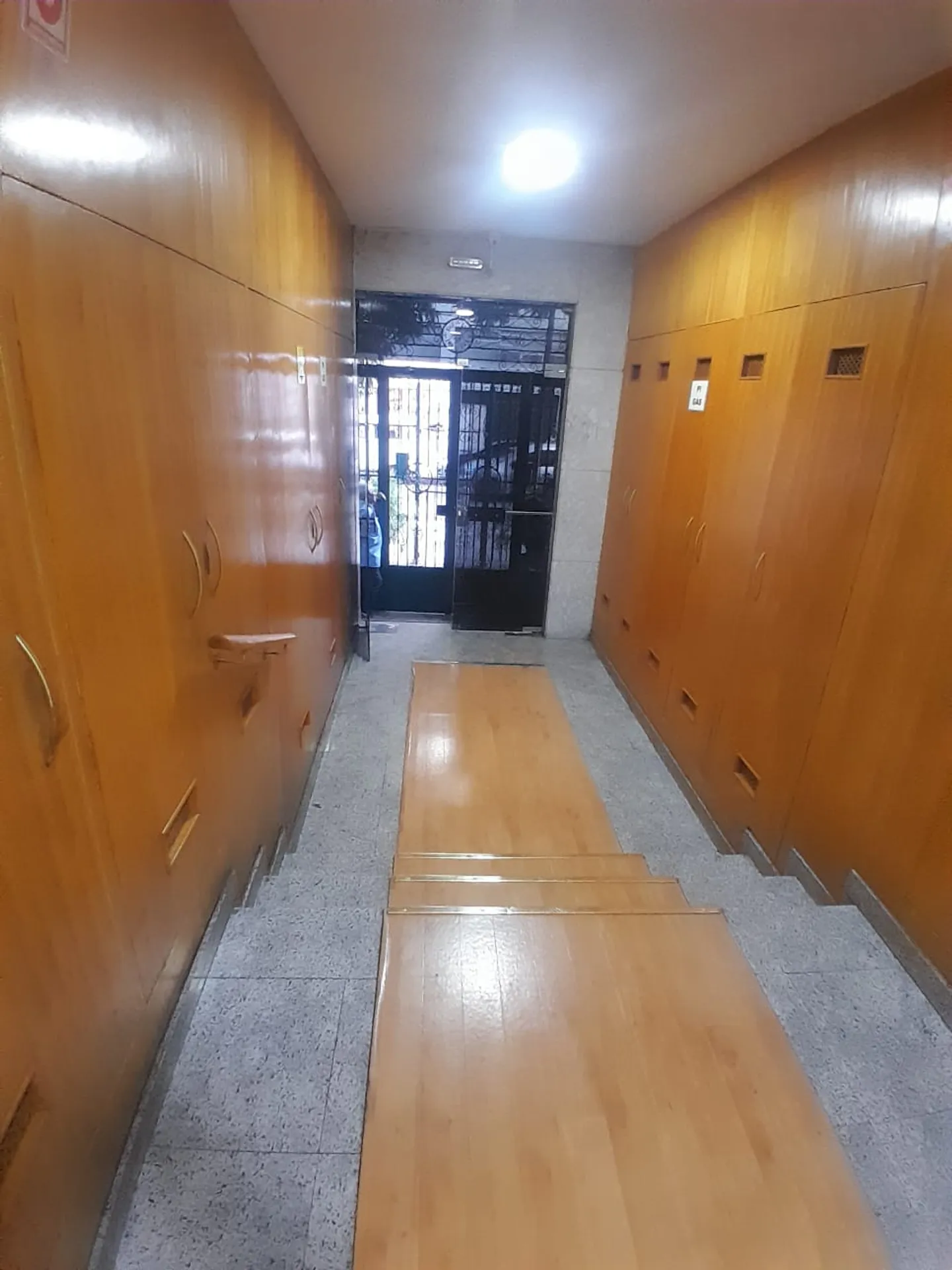 2-bedroom apartment with a separate, closed kitchen — photo 30