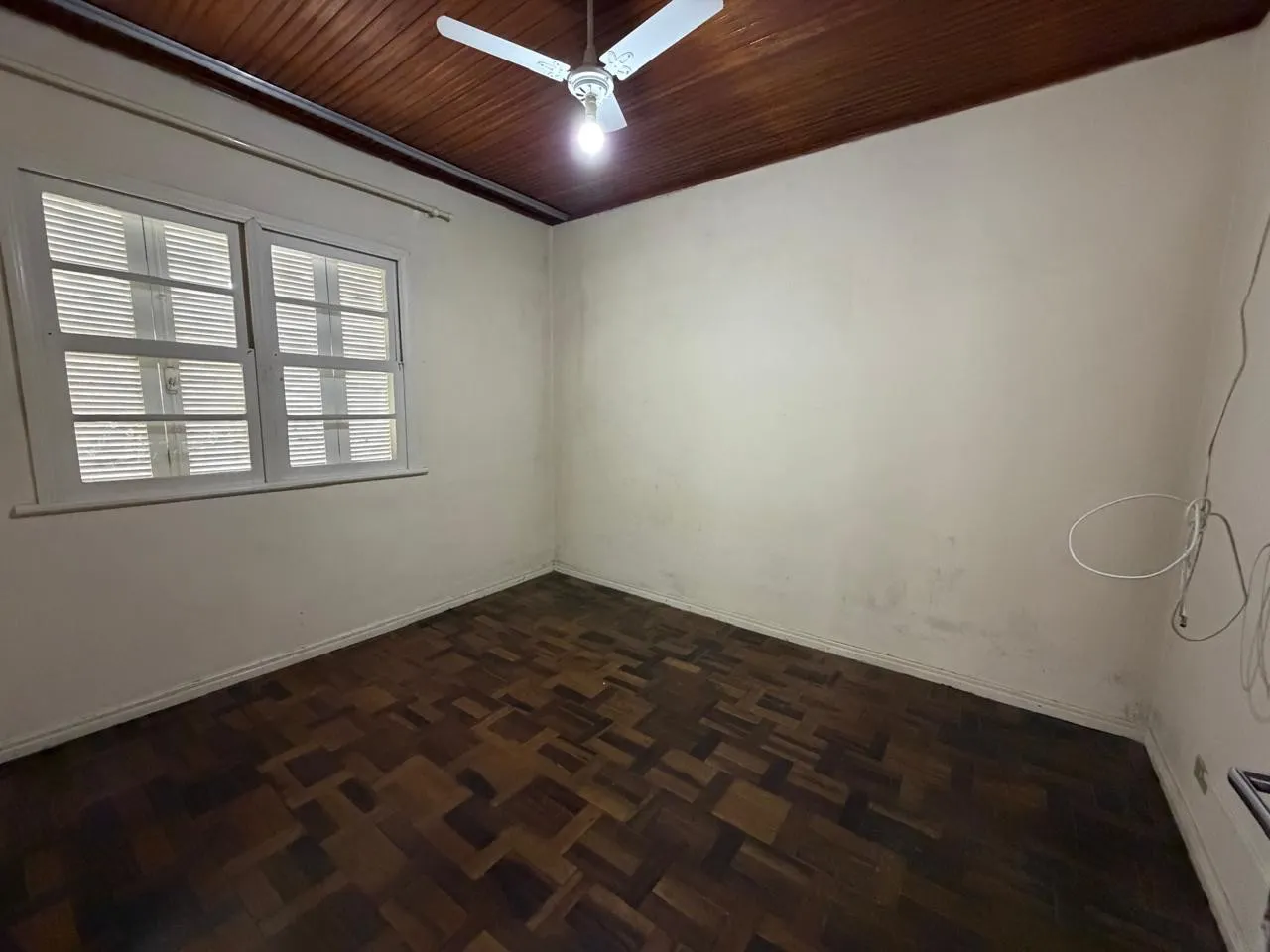 2-bedroom house with wood or laminate floors — photo 3