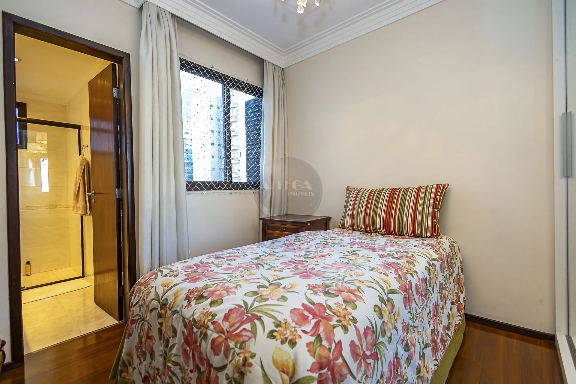 Apartamento com 4 quartos e piso de madeira na sala — photo 28