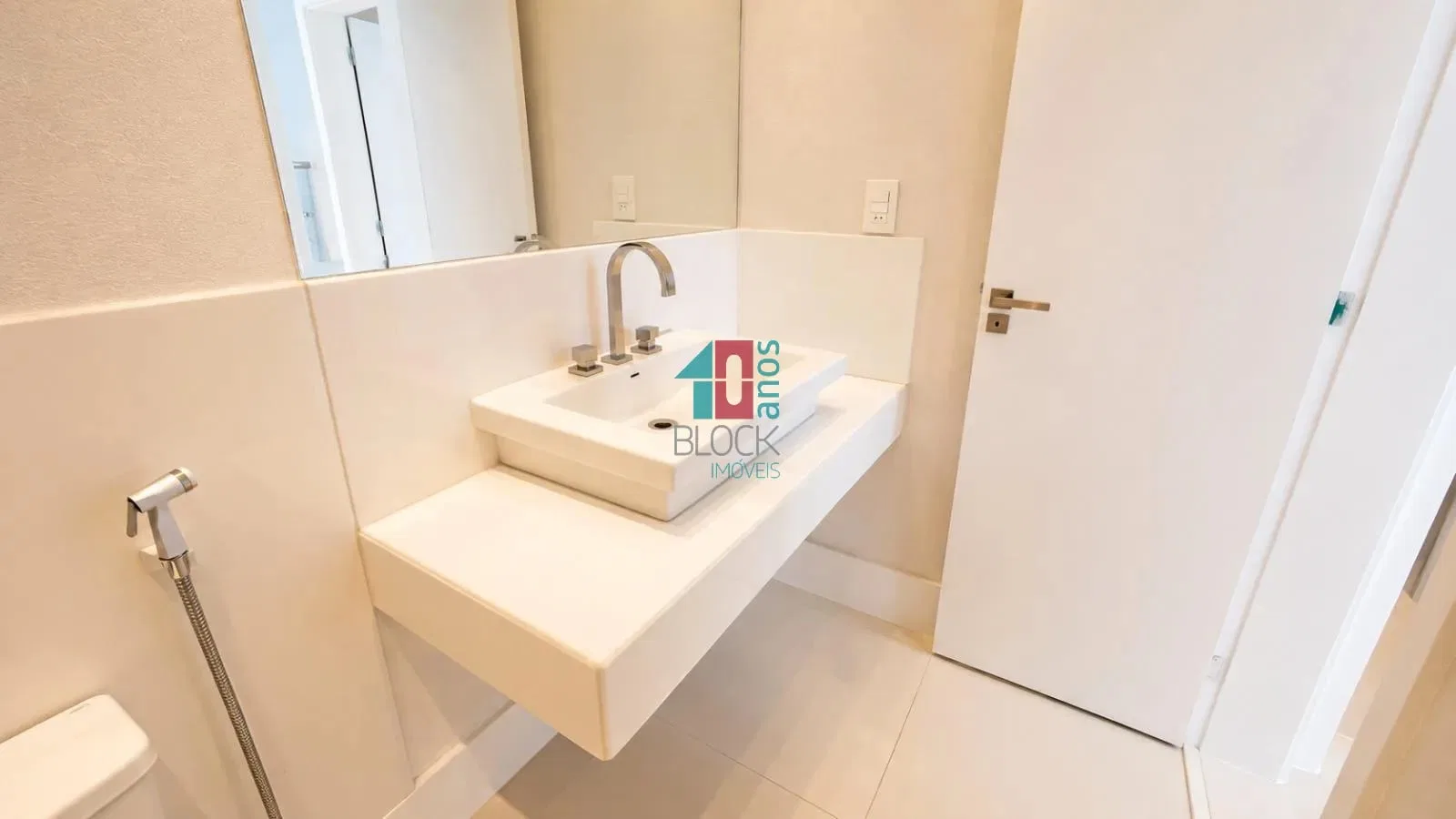 Casa triplex com 4 quartos e 3 suítes e cozinha fechada — photo 11