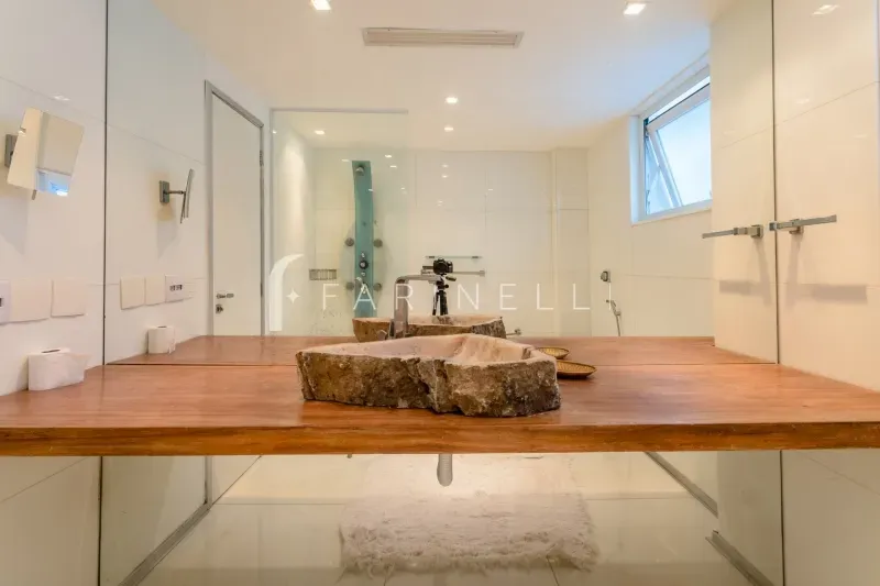 Furnished house with 5 bedrooms and open-plan kitchen — photo 37