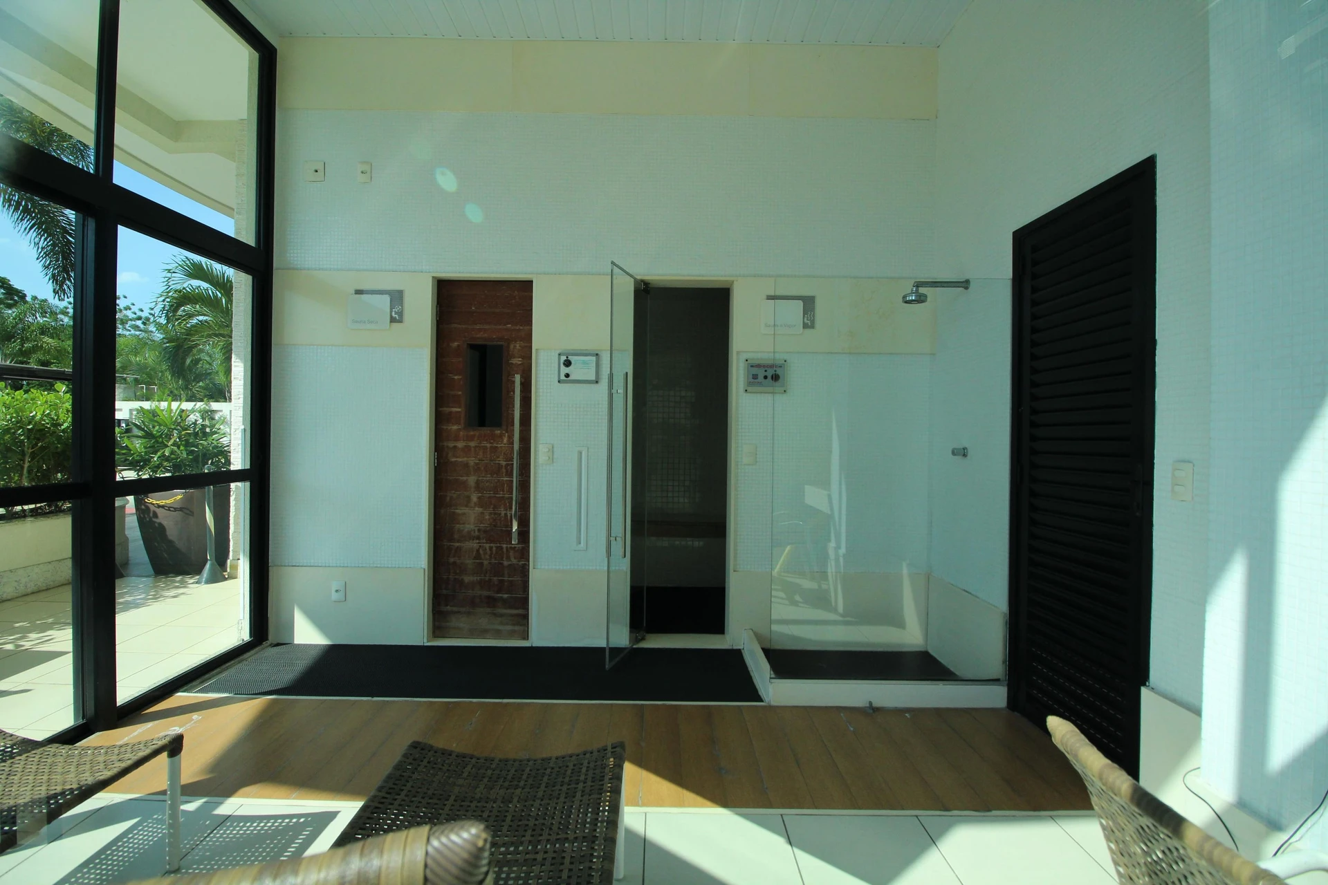 Glass-enclosed balcony in a 3-bedroom apartment, 77 m² — photo 5