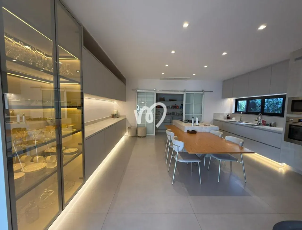 Furnished house with 5 bedrooms and an open kitchen — photo 17