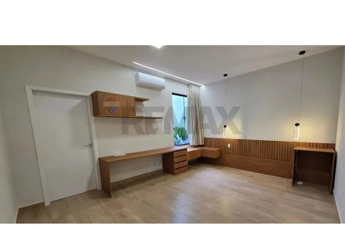 House, 250 m², with floor-to-ceiling windows — photo 13