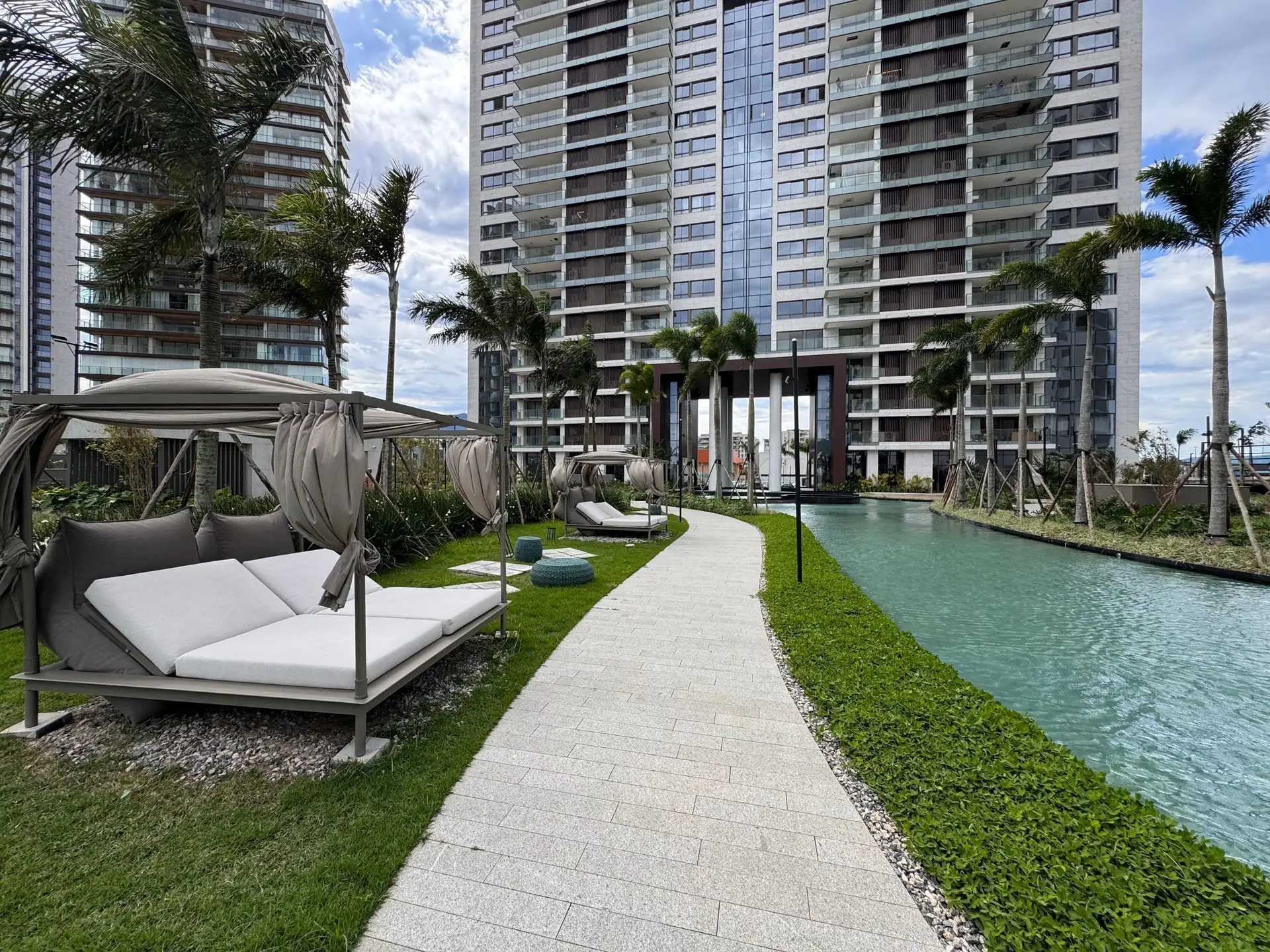Furnished apartment with 3 en-suite bedrooms and balcony — photo 48
