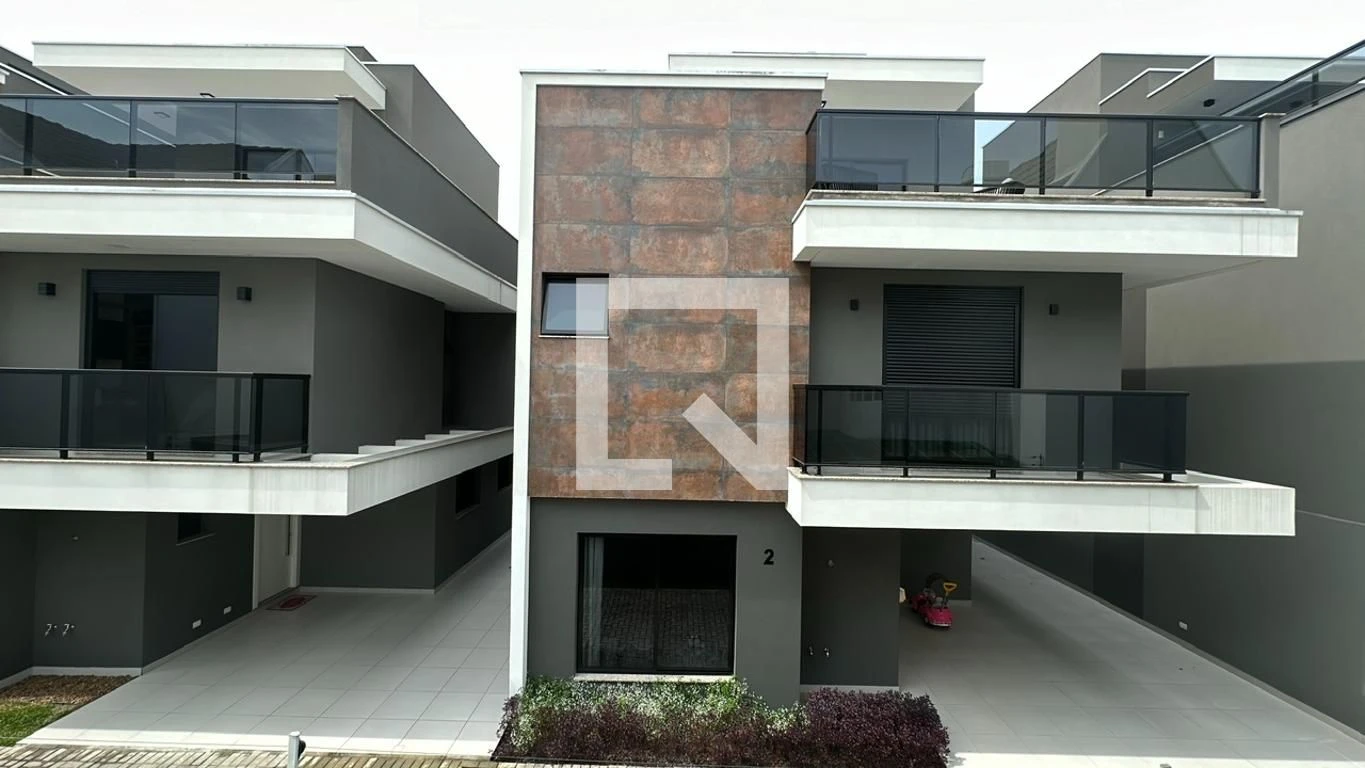 3-bedroom house with a glass-enclosed balcony in Curitiba — photo 21