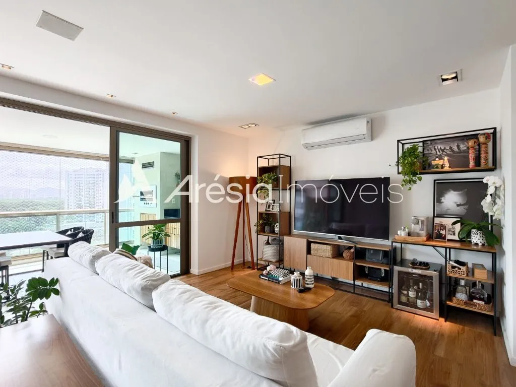 Balcony with a grill in a 4-bedroom apartment, 178 m² — photo 10