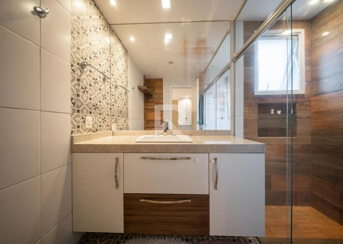 Glass-enclosed balcony in a 3-bedroom apartment, 166 m² — photo 40