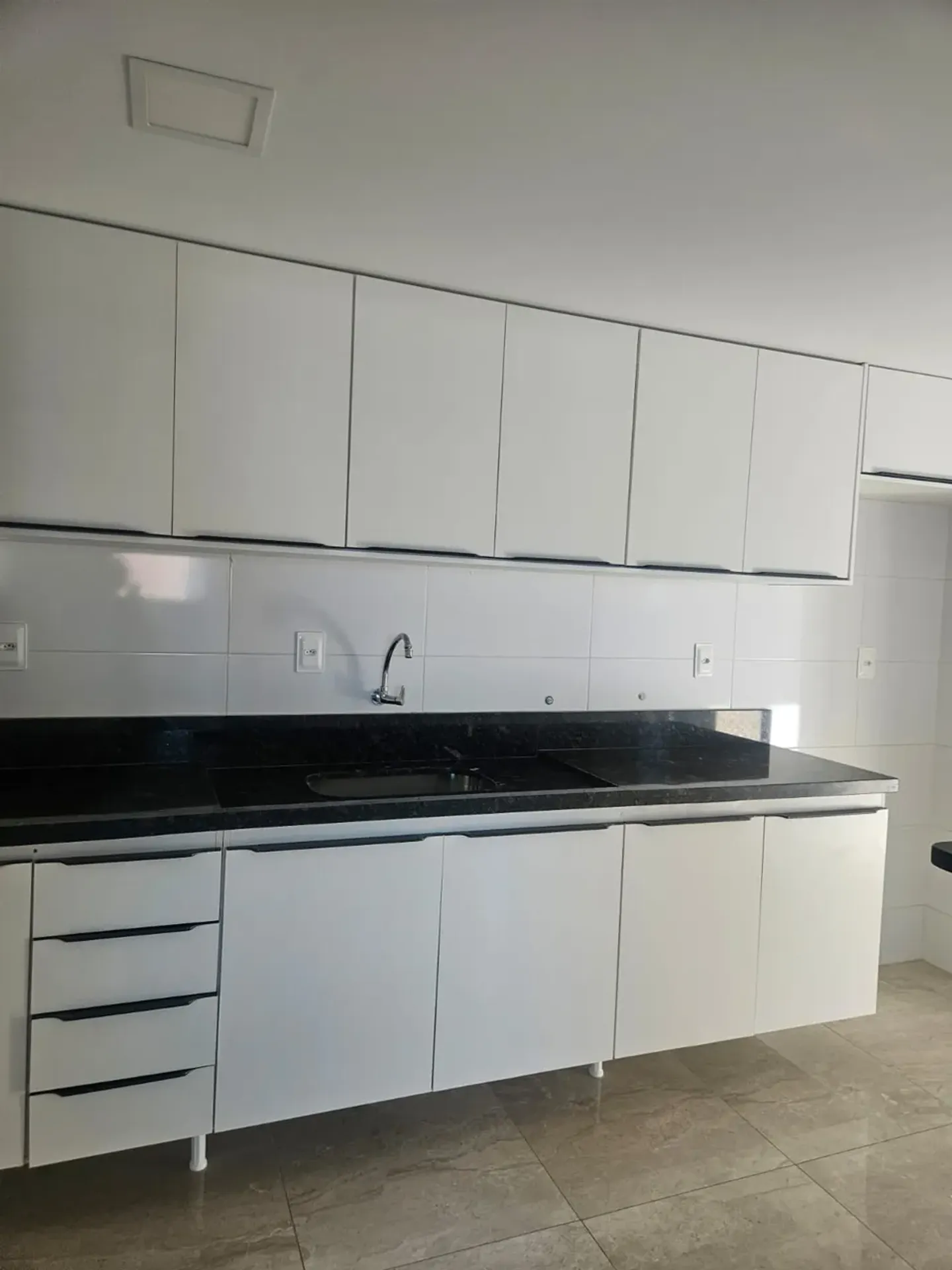 Квартира с кухней открытого плана и 3 спальнями — photo 20