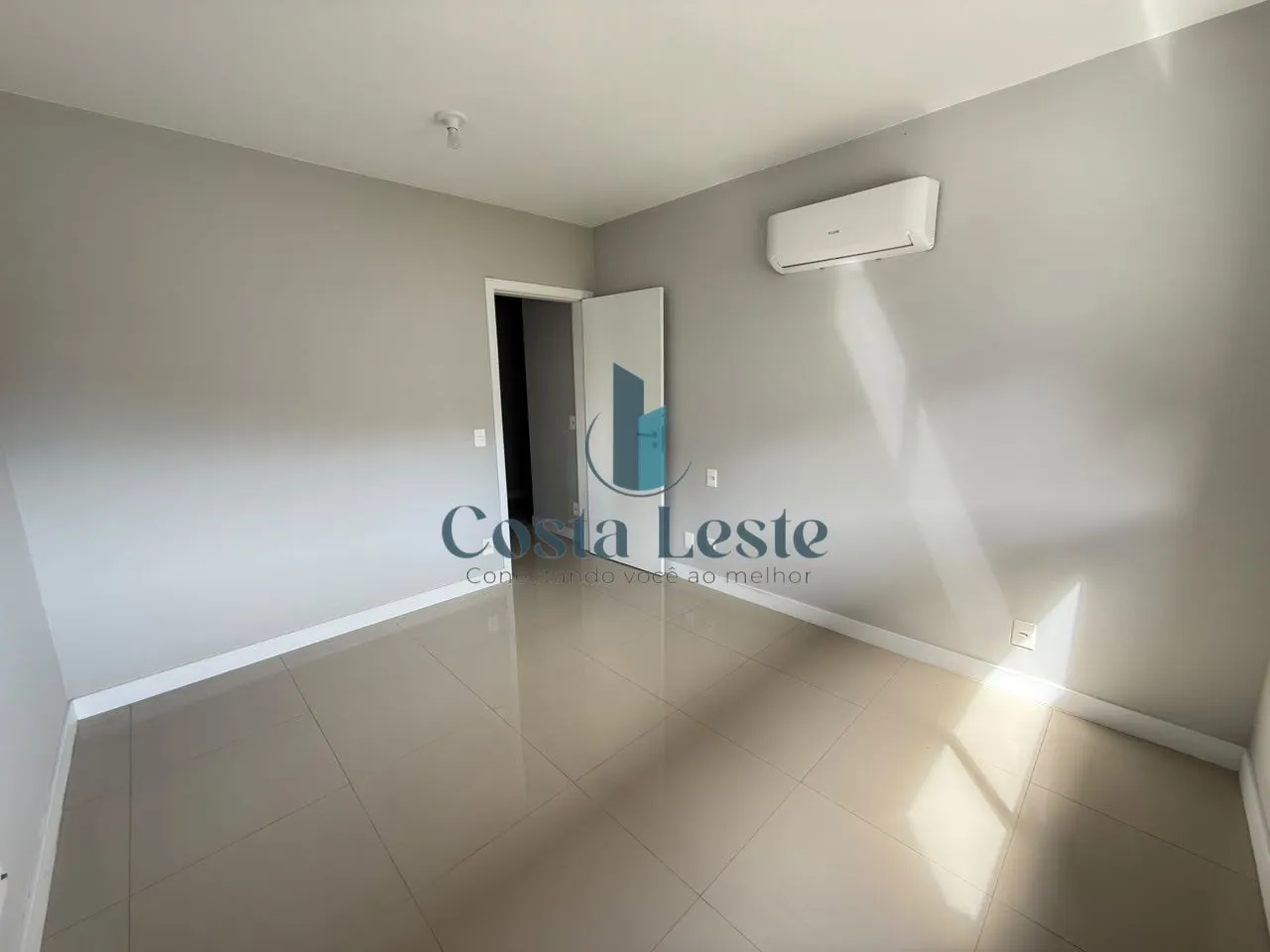 Balcony with a grill in a 2-bedroom apartment, 75 m² — photo 17