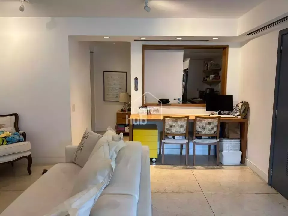 Furnished apartment, 169 m², with a glass-enclosed balcony — photo 22
